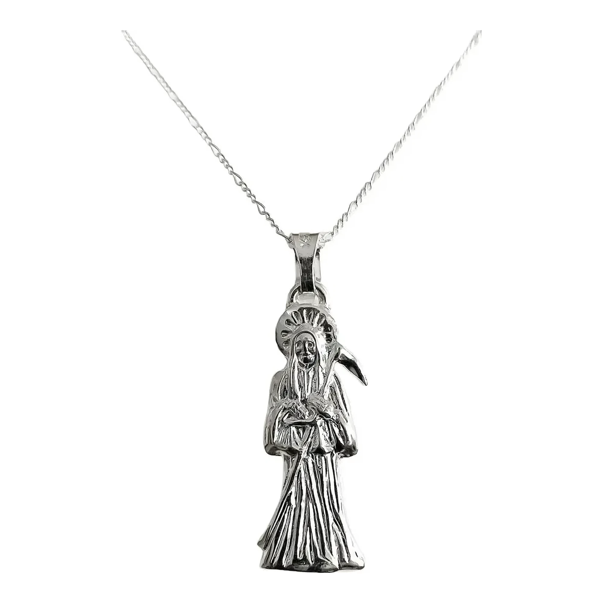 Cadena con dije santa muerte plata ley 925 brillante diseno hueco plano medalla troquelada silueta devocion cadena figaro