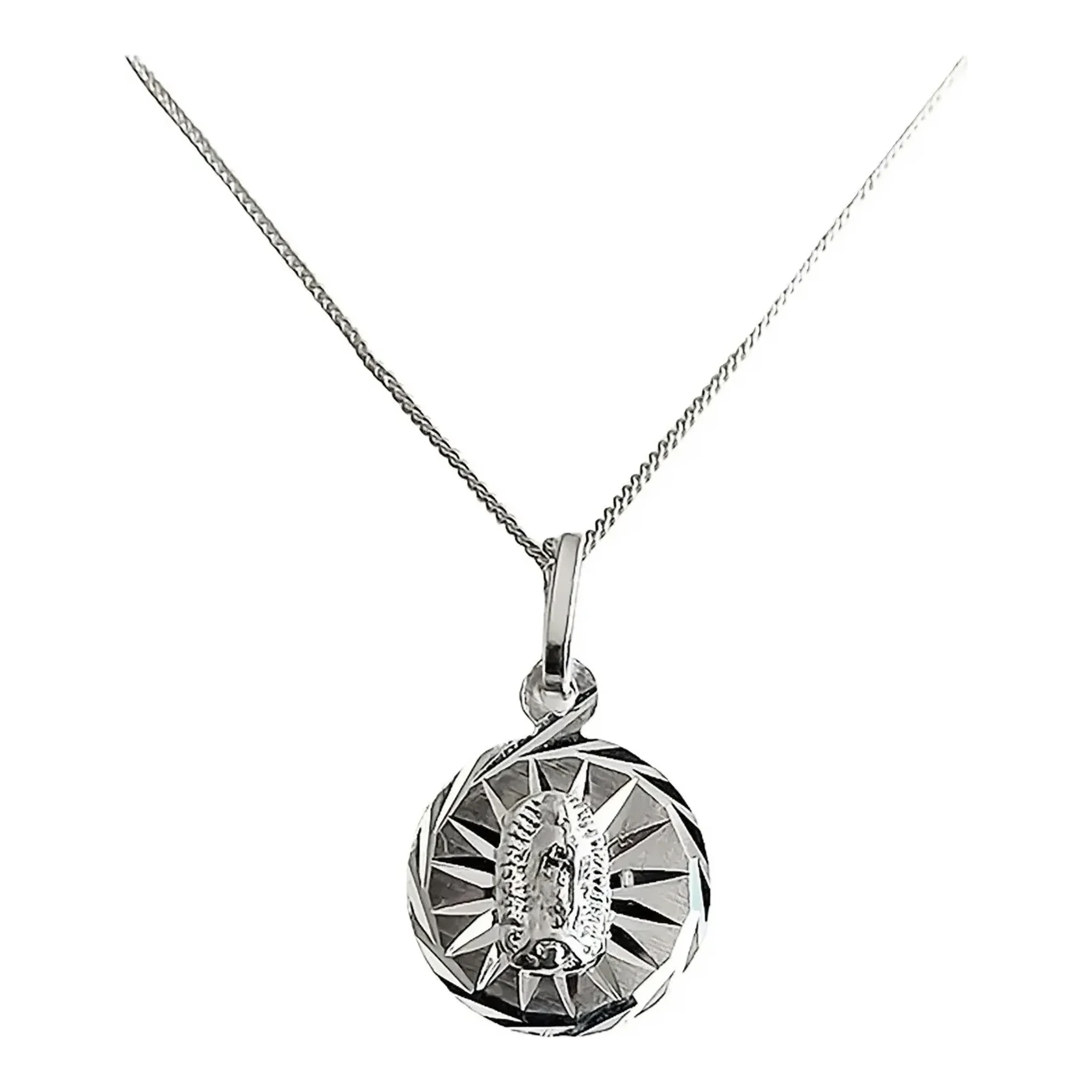 Collar Medalla Virgen Guadalupe Plata .925 Diamantada, un dije de plata y joya espiritual de plata, acabado pulido brillante.