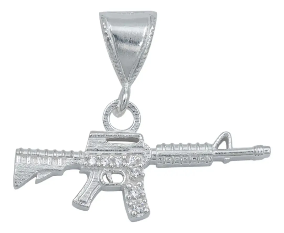 Dije Rifle M16 Plata .925 con Zirconia Transparente, colgante de símbolo masculino para hombre. Joyería minimalista de plata.